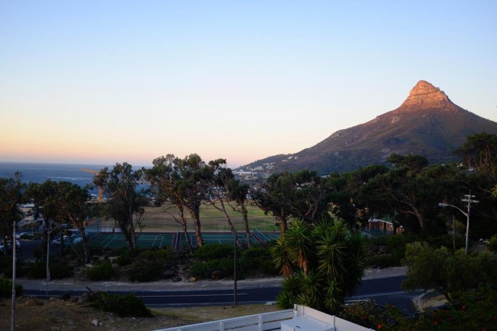 ケープタウンCamps Bay Loft With Stunning Mountain And Ocean Viewsアパートメント エクステリア 写真